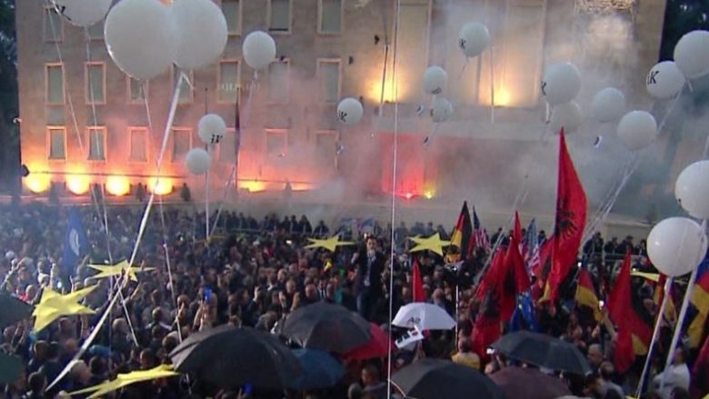 Protesta e dhunshme e opozitës në Tiranë (Foto)