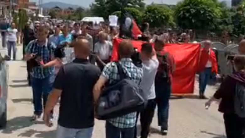 Protesta në Tetovë, qytetarët marshojnë drejt selisë së BDI-së (Video)