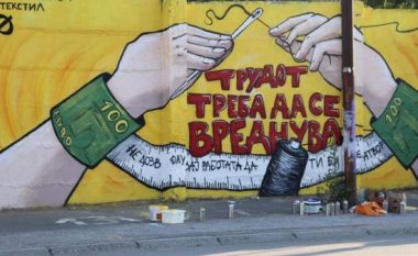 Artistët e rinj përpunuan grafiti ku shfaqet përkrahja për punëtoret e tekstilit në Shtip (Foto)