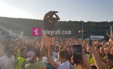Rusi i famshëm i YouTube-it, Vitaly Zdorovetskiy bëri shqiponjën me duar në eventin e organizuar nga "Marakli t'kerreve"