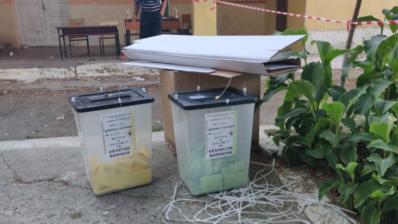Mbyllen qendrat e votimeve në Shqipëri