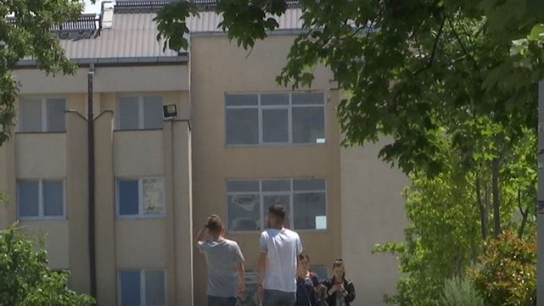 Gjendje e rëndë në konviktet e Qendrës Studentore, studentët detyrohen ta ngrohin ujin me kovë për t’u pastruar (Video)
