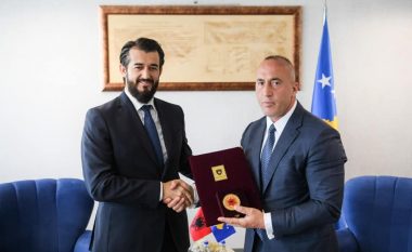 Haradinaj i ndan medalje deputetit Tahiri për humanizëm