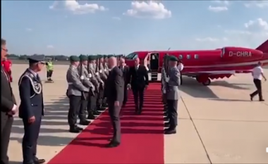 Ramush Haradinaj pritet me ceremoni ushtarake në Gjermani (Video)