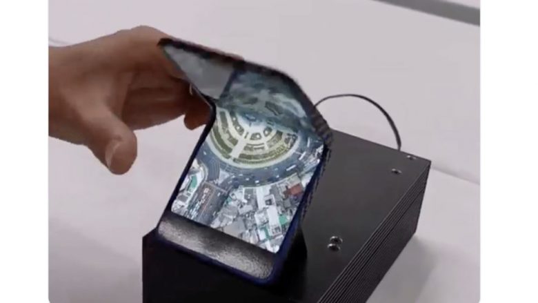 Raporti nga Korea: Samsung po punon në telefonin e palosshëm, me dizajn të ‘guacës’