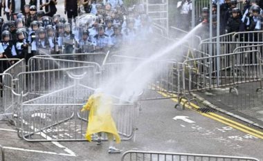 Situatë e tensionuar në Hong Kong, protestuesit rrethojnë selinë qeveritare (Video)