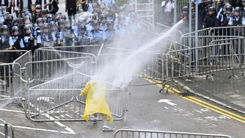 Situatë e tensionuar në Hong Kong, protestuesit rrethojnë selinë qeveritare (Video)