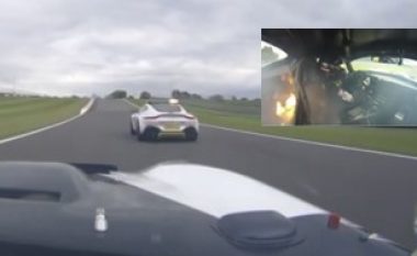 Shoferi vëren që vetura ishte përfshirë nga zjarri, nuk ndalon – përkundrazi rrit shpejtësinë (Video)
