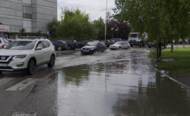 Sa herë bie shi, Prishtina vërshohet nga ujërat e zeza