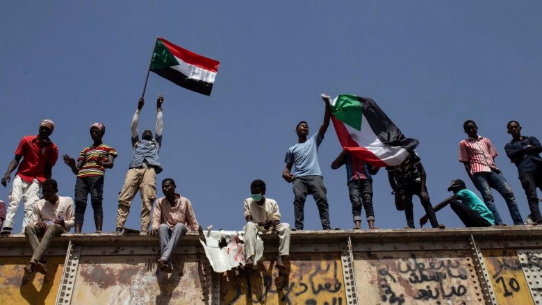 Diplomati amerikan viziton Sudanin në kohën e krizës
