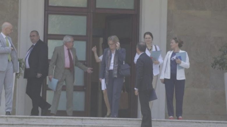 Shkarkimi i Metës, Rama 90 minuta takim me ambasadorët në Tiranë