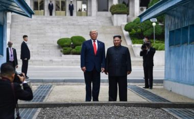 Donald Trump bëhet presidenti i parë amerikan që shkel në Korenë e Veriut (Foto/Video)