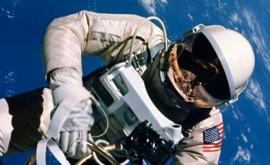 Astronauti që eci për herë të parë në hapësirë