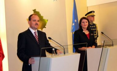 Nishani e Jahjaga shpallen “Qytetarë nderi” të Vitisë