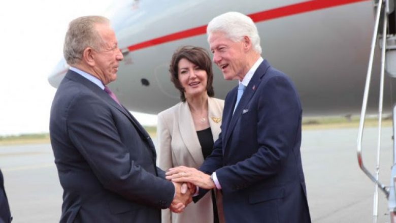 Pacolli fton qytetarët: Të nderojmë Presidentin Clinton dhe Sekretaren Albright