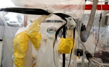 Ebola kalon kufirin e epiqendrës duke kërcënuar në nivel global