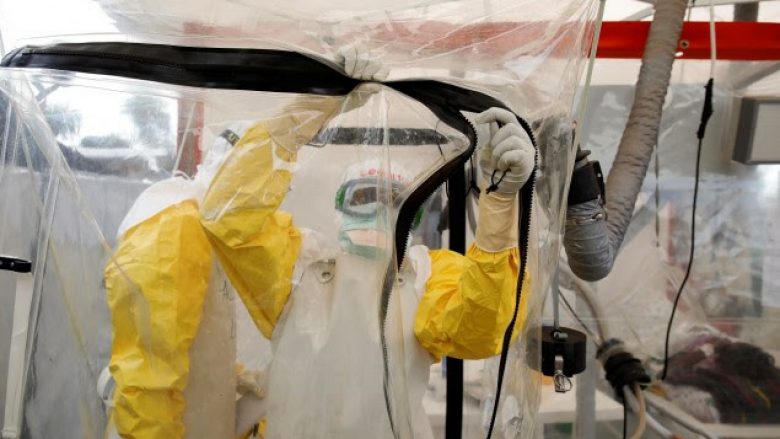 Ebola kalon kufirin e epiqendrës duke kërcënuar në nivel global