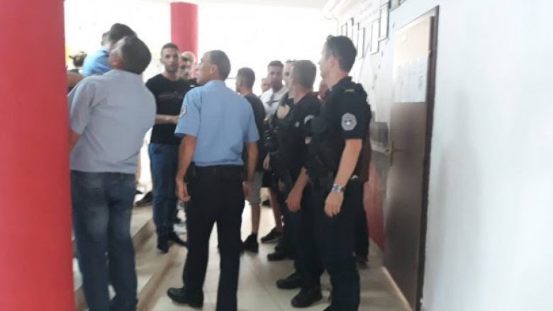 Disa nga delegatët e LDK-së përcillen në polici