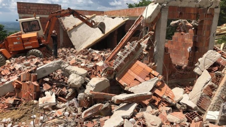 Rrënohen disa objekte pa leje në Skenderaj