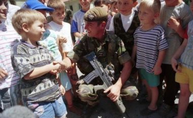 Ish- ushtari i KFOR-it kujton gëzimin e fëmijëve shqiptarë para 20 vitesh