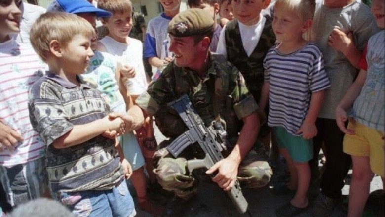 Ish- ushtari i KFOR-it kujton gëzimin e fëmijëve shqiptarë para 20 vitesh