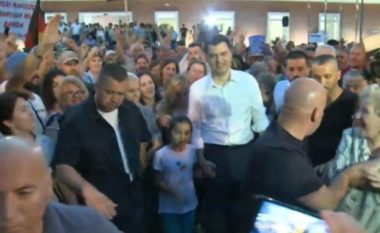 ​Fillon protesta e opozitës, Basha në protestë me vajzat e tij