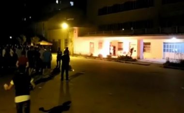 Përleshje e molotov, një gazetar dhe gjashtë policë të plagosur në Berat