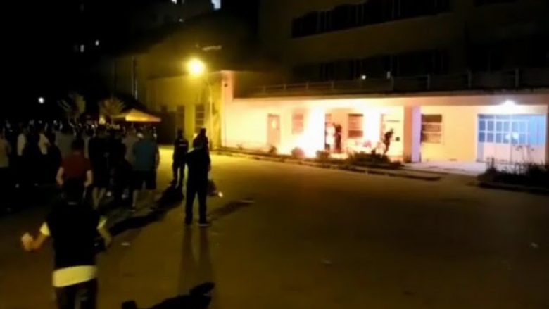Përleshje e molotov, një gazetar dhe gjashtë policë të plagosur në Berat