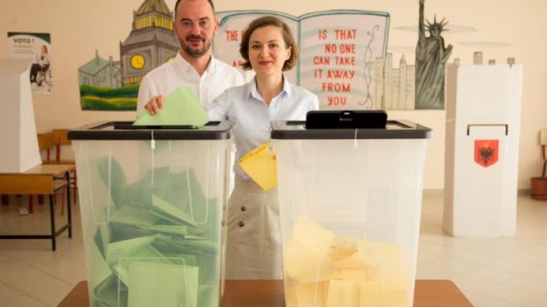 Molliqaj dhe Shahini votojnë për herë të parë në Shqipëri