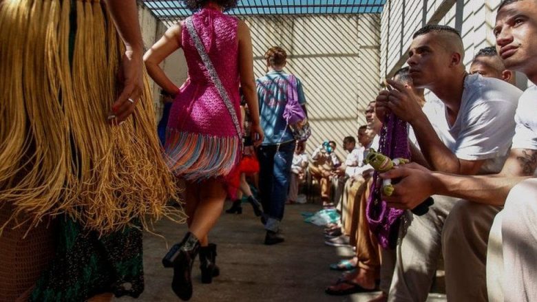 Të burgosurit brazilianë bëjnë modë pas hekurave (Foto)