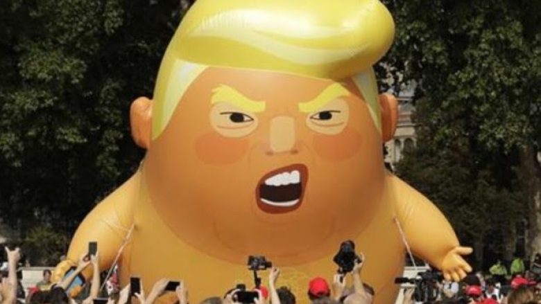 Trump në Londër do të pritet serish me protesta dhe tullumbacen “Baby Trump”