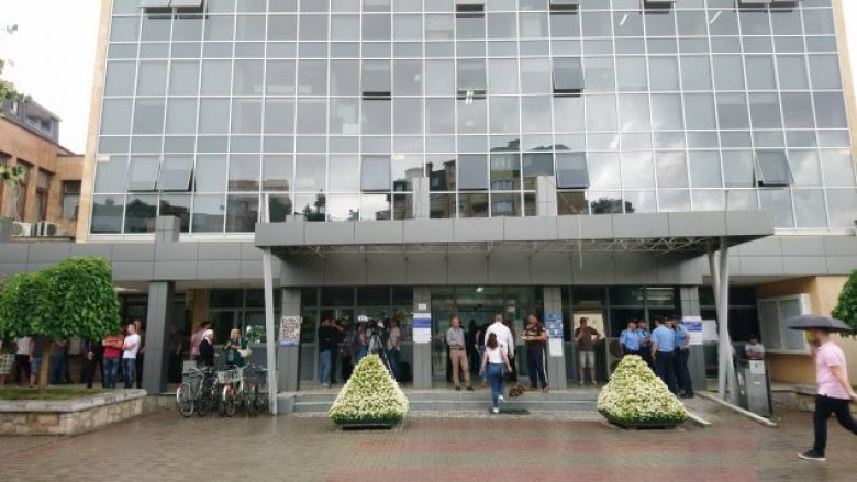 Protestojnë banorët në Mitrovicë, nuk duan xhami, duan shkollë dhe ambulancë