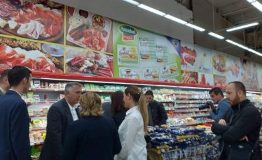 Shala me bashkëpunëtorë inspektojnë disa supermarkete