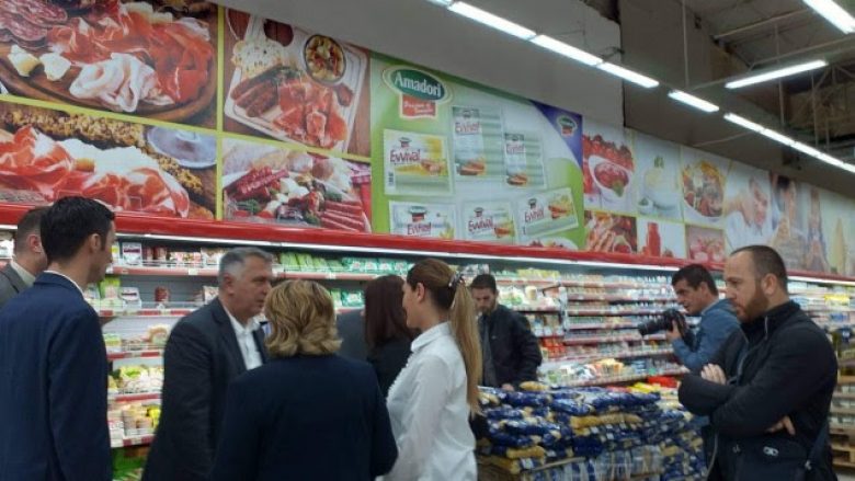 Shala me bashkëpunëtorë inspektojnë disa supermarkete