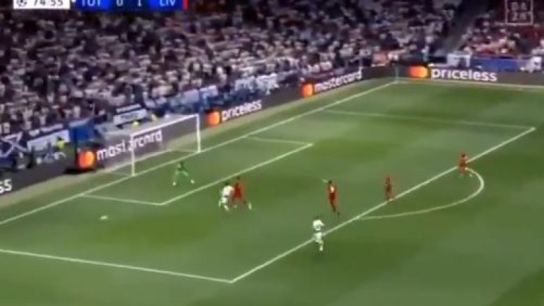 Një nga momentet vendimtare të finales, kur Van Dijk nuk lejoji që Liverpooli të pranonte gol