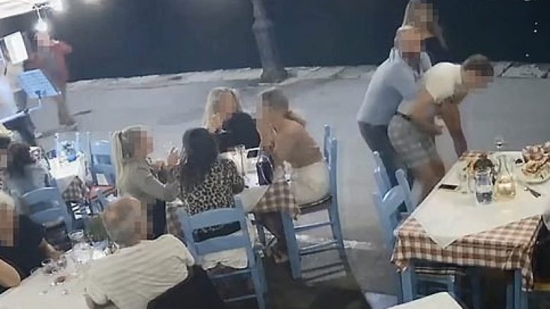 Turisti po darkonte me gruan e tij, mishi i mbeti në fyt – shpëtohet nga menaxheri i restorantit (Video)