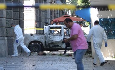 Një i vdekur dhe disa të plagosur nga një sulm i dyfishtë vetëvrasës në Tunizi, pamje nga vendi i ngjarjes (Foto/Video)