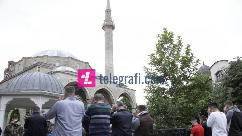 Myslimanët në Kosovë kremtojnë festën e Fitër Bajramit (Video)