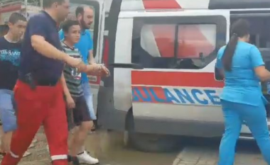 Evakuohen disa persona nga ndërtesa në Kisella Vodë të cilën e kaploi zjarri (Video)