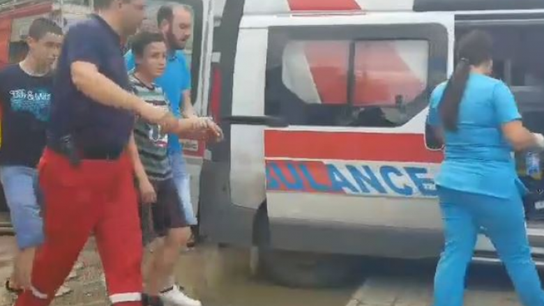 Evakuohen disa persona nga ndërtesa në Kisella Vodë të cilën e kaploi zjarri (Video)