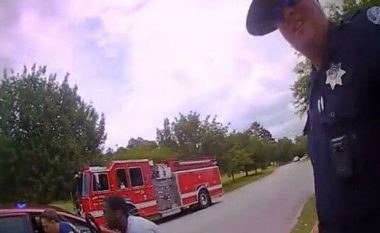 Polici amerikan ia shpëton jetën foshnjës që nuk po merrte frymë, kamera e vendosur në uniformën e tij filmon gjithçka