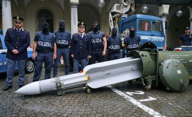 Policia italiane në aksion, konfiskon sasi të madhe armësh – të arrestuarit kishin tentuar ta shesin raketën ajër-ajër përmes WhatsApp