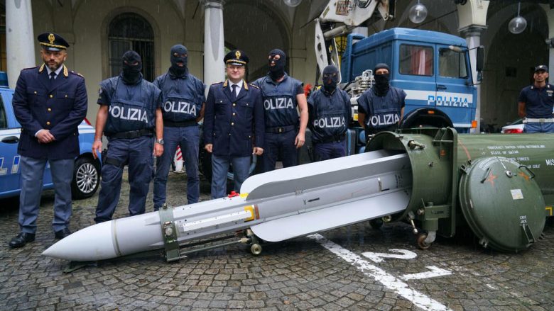Policia italiane në aksion, konfiskon sasi të madhe armësh – të arrestuarit kishin tentuar ta shesin raketën ajër-ajër përmes WhatsApp