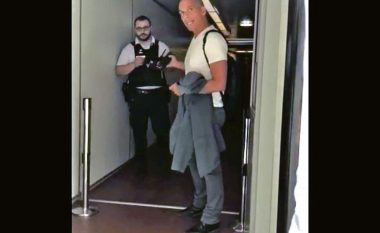 Ish-ministri grek Yanis Varoufakis filmohet duke u grindur me policin francez në aeroportin e Parisit