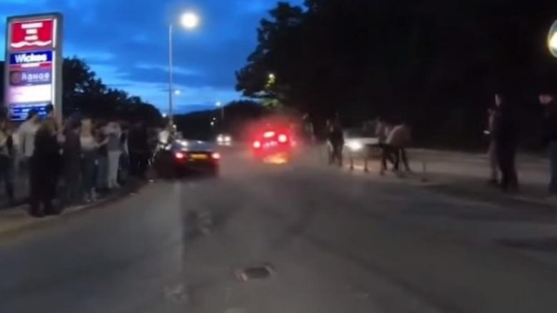 Kishin shkuar për të ndjekur nga afër garën, dy vetura përplasen në Angli – lëndohen 17 persona