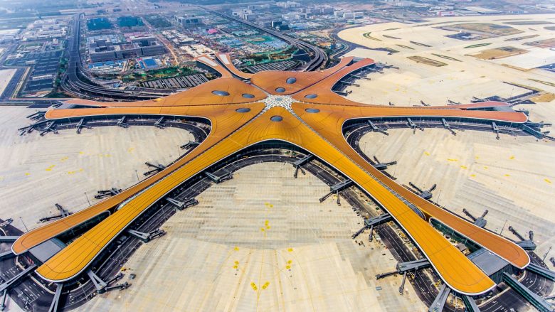 Kinezët ndërtojnë aeroportin më të madh në botë, është sa 100 fusha të futbollit – ndërtimi ka kushtuar 60 miliardë dollarë (Foto/Video)