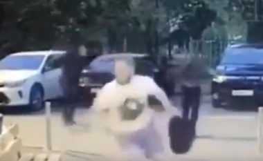 Biznesmenin rus tentojnë ta rrëmbejnë në mes të ditës, personat e maskuar gjuajnë me armë – pendohen keq kur shfaqet policia (Video)