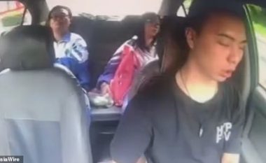 Taksistin kinez e zë gjumi prapa timonit, nxënëset që nuk kishin vënë rripin e sigurisë “fluturojnë” te shoferi (Video, +18)