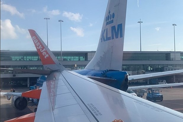 Përplasen mes vete dy aeroplanë komercial në aeroportin e Amsterdamit, evakuohen pasagjerët