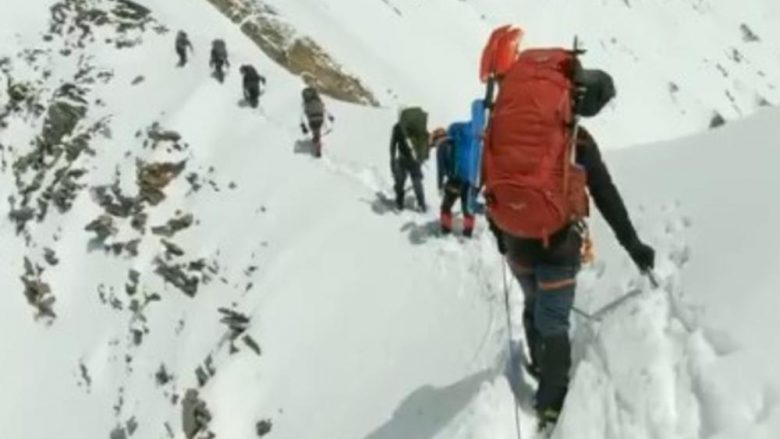 Momentet e fundit të alpinistëve në Himalaje